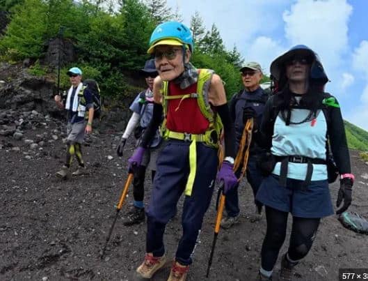 akuzawa with group