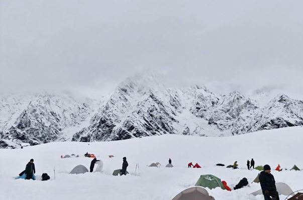 hundreds-stranded-mt-everest