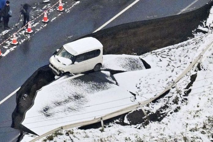 7.6-quake-hits-japan